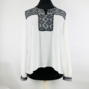 Monteau Los Angeles, Large, White Blouse w/ Black Embroidered Detail